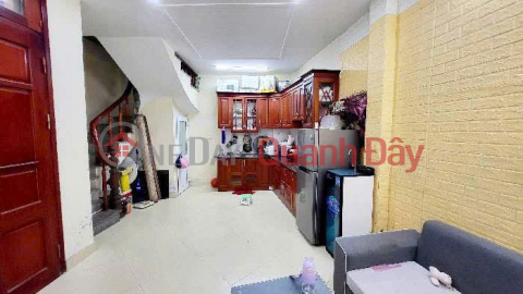 Cho thuê nhà ngõ Hoàng Mai 5 tầng x 34m2, 3 ngủ, 11 Triệu làm VP, ở gđ, nhóm đi làm _0