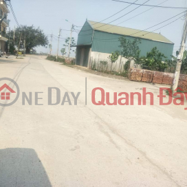 The owner sells the service land Lai Yen Hoai Duc . Road side 40m _0