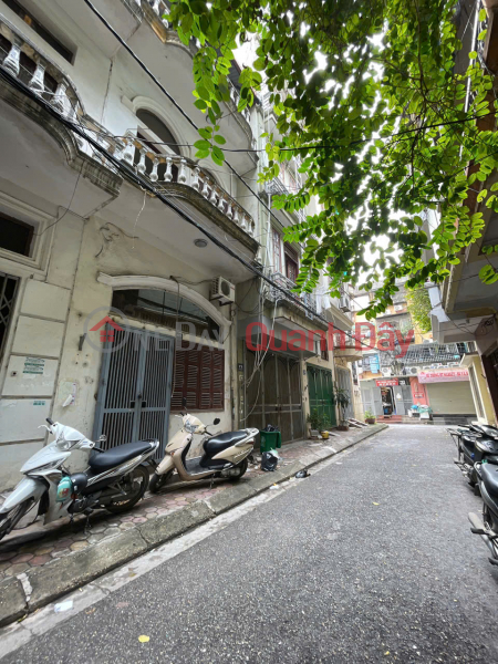 đ 11.5 Billion House for sale on Hoang Quoc Viet sidewalk, car for office business, 31m2, 4m, 3 floors, 11.5 billion