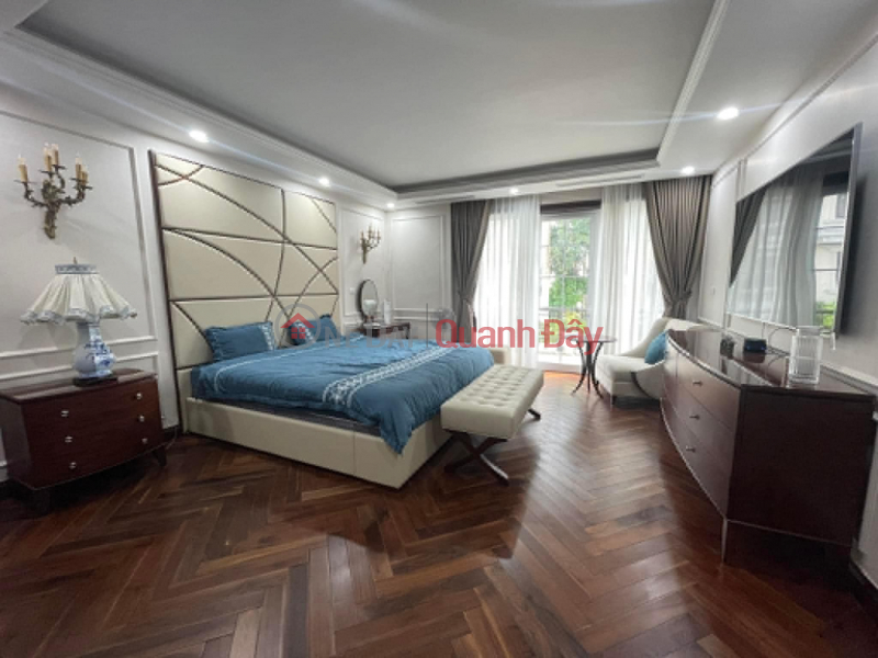 đ 76.3 Billion Garden villa in Long Bien, 13m frontage, adjacent to a green park and regulating lake, parking available day and night.