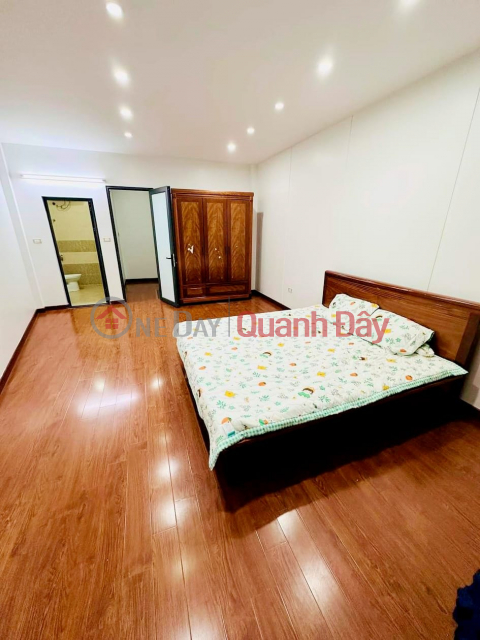SUPER BEAUTIFUL HOUSE ON CAU GIAY STREET Area: 40M2 6 FLOORS MT: 4.2M 3 BEDROOM - CAR PARKING AT GATE PRICE: OVER 5 BILLION CENTER OF CAU DISTRICT _0
