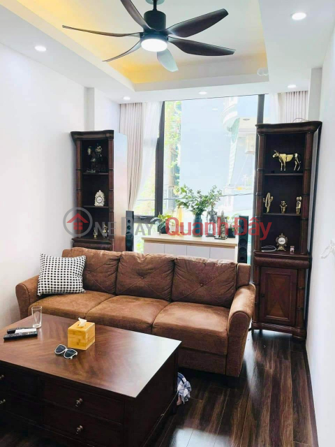 BÁN NHÀ NGỌC LÂM 40M 5 TẦNG , 4 TỶ 5 , NHÀ ĐẸP, FULL NỘI THẤT, Ở SƯỚNG. _0