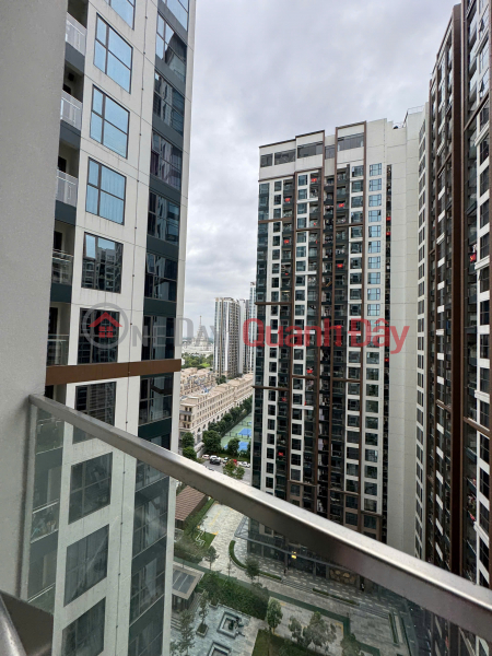 đ 5.4 Billion, Selling a 2-bedroom, 65m2 apartment with nearly 400 million VND worth of furniture and electronics, in building H2 Hawaii Masteri Water Front OCP1.