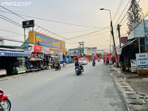 bán nhà gần trạm thu phí trả trước 400tr sổ riêng _0