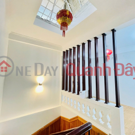 Beautiful house right on Lang street - Dong Da - 42m 5 floors open frontage, car can park at the door, more than 12 billion contact 0817606560 _0