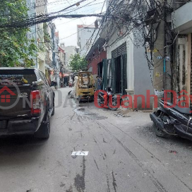Bán nhà : Tựu liệt, 35m2, 5 tầng, vị trí đẹp, cách BX Nước ngầm 1km. GIÁ 5.1 TỶ _0