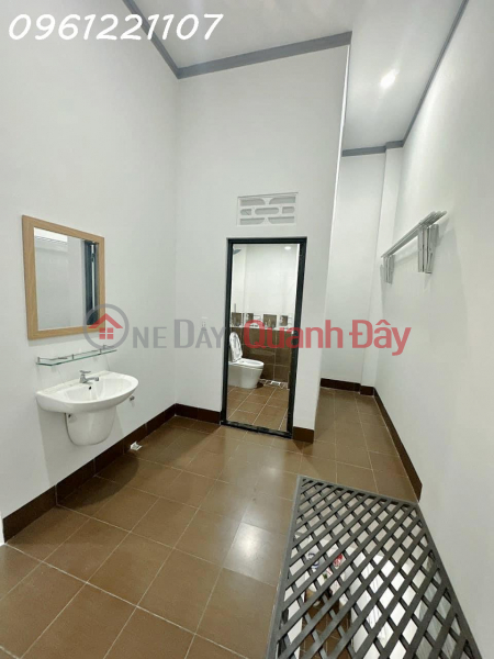 Suffocated owner sold house near market, school, private book for only 490 million to receive the house | Vietnam | Sales, đ 490 Million