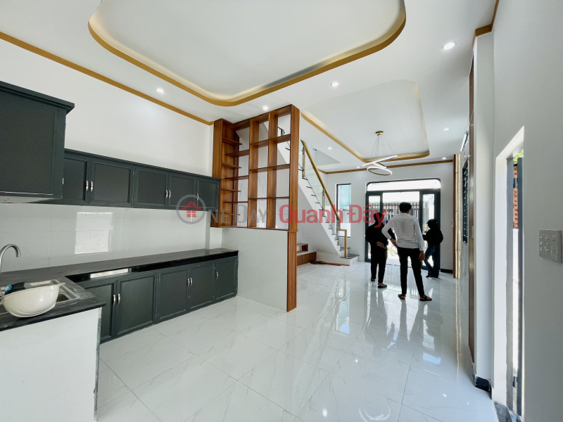 House right at Thanh Phu market, 5m50 x 20m, private residential book Sales Listings