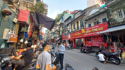 Ha Trung Street, Gold and Silver Business, Foreign Currency, Bustling Ha Thanh. _0