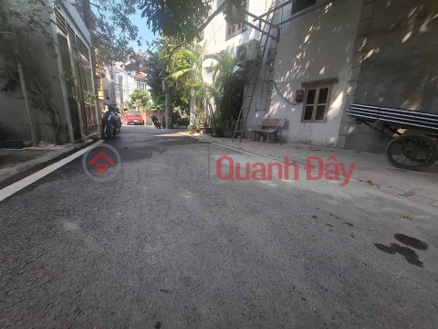 Land for sale, corner lot, alley 210 Duc Giang, area 31.7m, car access, asphalt, price over 4 billion, negotiable. Contact: 0936123469 _0