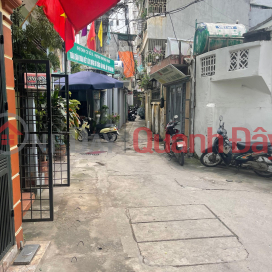 Owner rents out house for business, car parking at the door, car can be parked inside the house _0