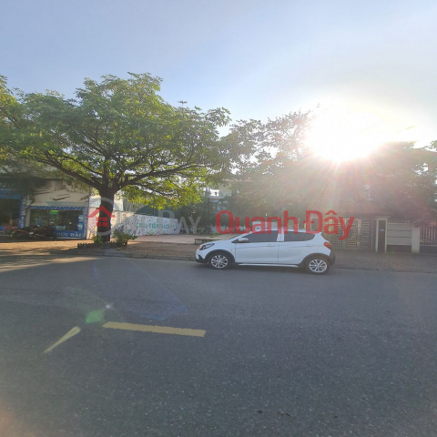 Land for sale in Duong Quang, Gia Lam, Hanoi. 350m2, 30m frontage, accessible by 7-seater car. Price: 10 billion VND (negotiable). Contact: 0989894845 _0