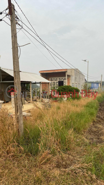 đ 900 Million | BEAUTIFUL LAND - GOOD PRICE - Owner Needs to Sell Land Lot with House in Tan Hung, Tan Chau, Tay Ninh