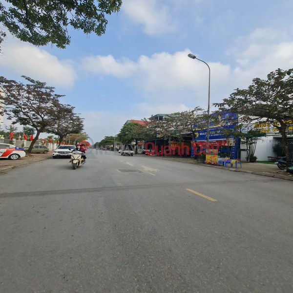 Land for sale with house as gift in Da Ton, Gia Lam, Hanoi. Area 179m2, frontage 8m wide, expanding to the back. Contact 0989894845 Sales Listings