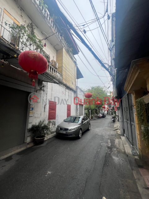 House for sale C4 Alley 67 Duc Giang 52m, corner lot, more than a dozen feasts in front yard, near car, price only 4 billion 1 TL. Contact: _0