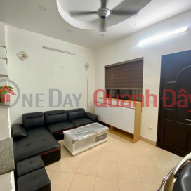 Whole house for rent on Nguyen Trai, 3.5 floors x 40m2, 3 bedrooms, 3 bathrooms, 12 million _0