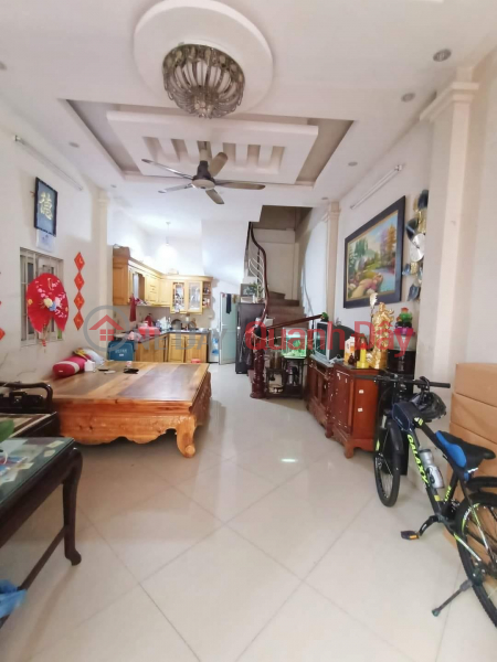 Selling house in distribution lot, car park at Hoang Mai gate, 42m, 5T, built by people, near the street, doing online business. Sales Listings