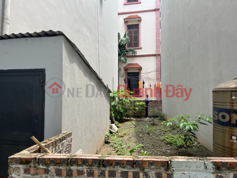 Land for sale in Thanh Am, Thuong Thanh, 33m2, 2 open spaces, car parking at the gate, only a little over 4 billion, negotiable. Contact 0936123469 _0