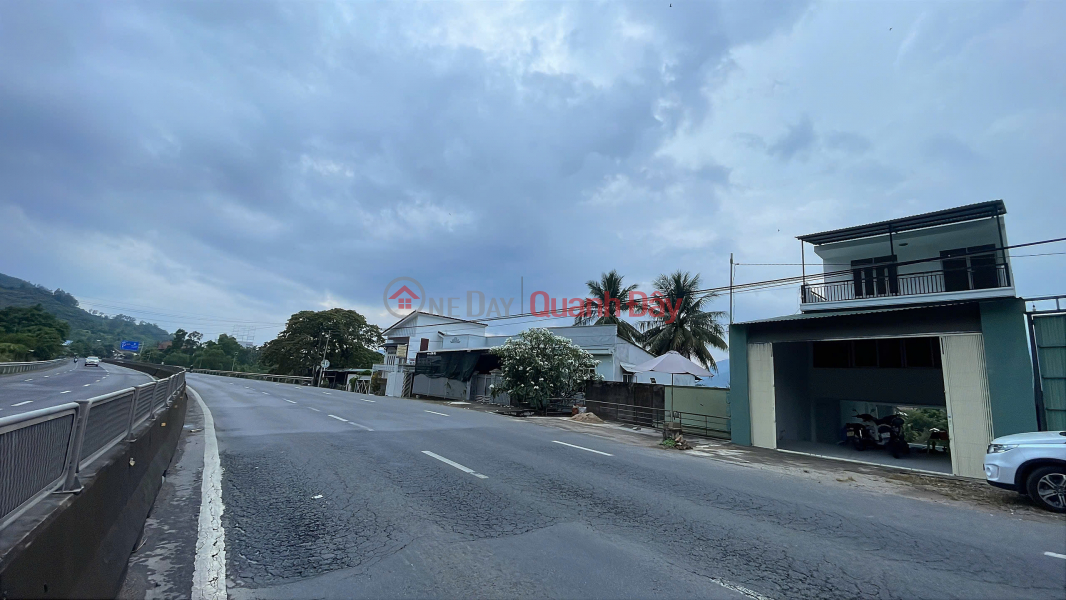 Four-story house for rent at 7 million VND\\/month. Located on National Highway 1A, right next to Suoi Dau Industrial Park. Zalo: 79-53.53.53O Rental Listings