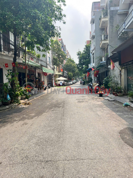 House for sale with two street frontages on Thanh Am Street - a road wide enough for two trucks to pass each other - with a refreshing lake view. Vietnam, Sales, đ 16.2 Billion