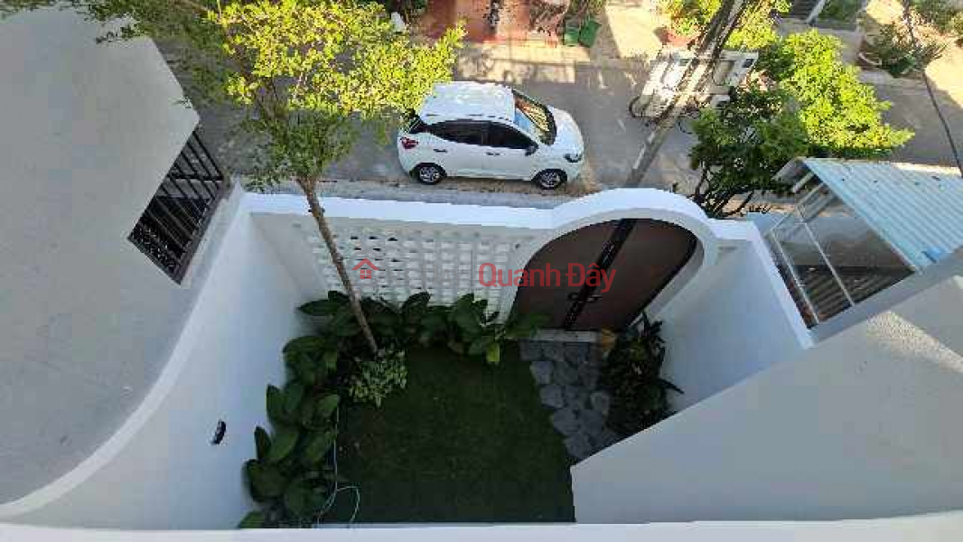 Nhà Sân Vườn 2 Tầng, Hòa Xuân cần bán. Mới 100%, Đường 5m5, lề 3m. 100m2, hướng chính Đông. Liên hệ chủ 0767387977 Niêm yết bán