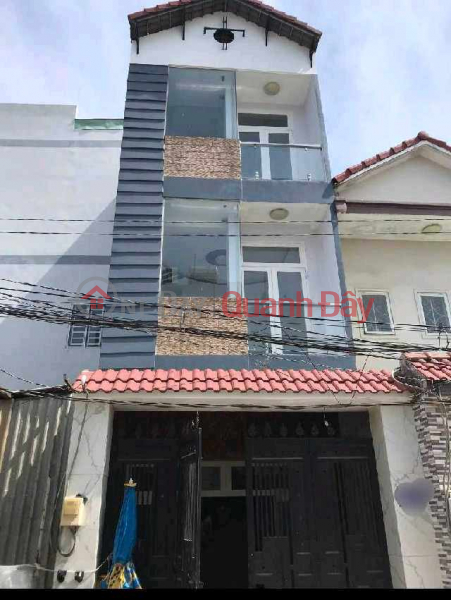 Ngôi nhà 3 tầng nằm trong một con hẻm, chỉ có thể đến bằng ô tô. Niêm yết bán