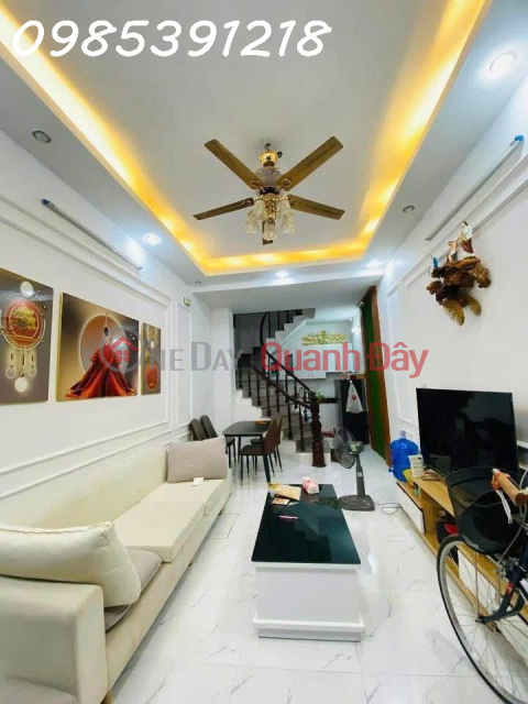 Cô Hoà sống một mình trong căn nhà Tân Mai rộng quá, giờ muốn bán để chuyển về ở cùng con gái. 
DT 36m² x 5 _0