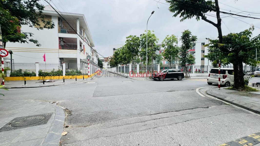 Corner house for sale in Co Linh-Thach Ban, 100m x 4 floors, 1 basement, 20m frontage, sidewalk, 3 cars can pass each other Vietnam Sales, đ 28 Billion