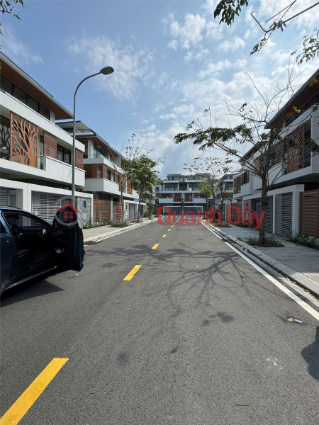 đ 26 Billion Rare Investment Opportunity - Owner Selling at a Loss: Semi-Detached Villa in Meyhomes Capital Phu Quoc