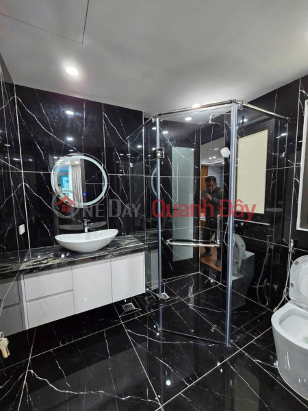 đ 12.9 Billion, House for sale on Nguyen Van Cu, 47m x 7 floors, garage, elevator, corner lot, ready to move in, price over 12 billion, negotiable. Contact 0936123469