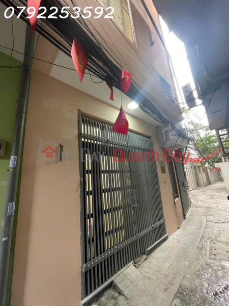 đ 9.5 Billion House for sale on De La Thanh Street, Dong Da District. Area 49-52m² x 5 floors. Frontage 4.2m. Selling price 9.5 billion VND.