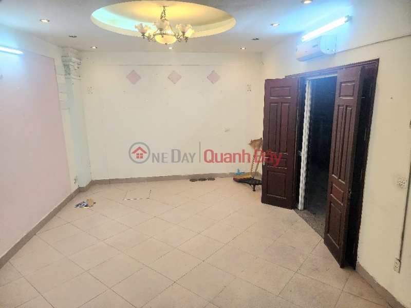 HOÀNG QUỐC VIỆT - Ô TÔ ĐỖ CỬA - GẦN PHỐ, NHIỀU TIỆN ÍCH - 41M2, 8.9 Tỷ Niêm yết bán