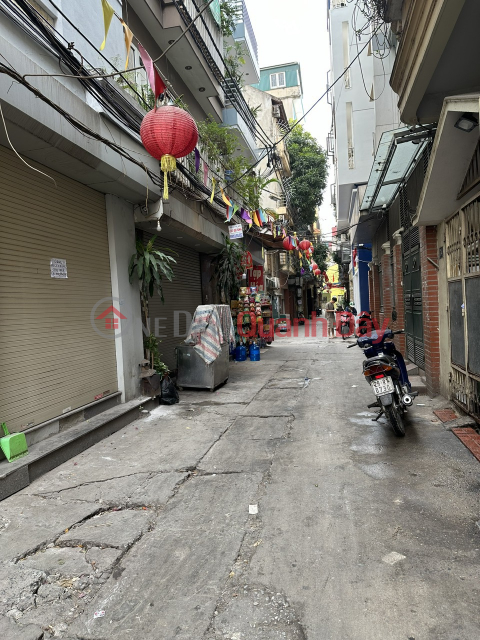 OWNER NEEDS TO SELL A BEAUTIFUL LANE FRONT HOUSE ON DUONG QUANG HAM STREET, CAU GIAY. Area: 32 M2, 5 FLOORS, 8 M FRONT. NEAR MARKET _0