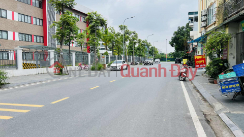 Corner house for sale in Co Linh-Thach Ban, 100m x 4 floors, 1 basement, 20m frontage, sidewalk, 3 cars can pass each other _0