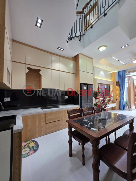 đ 5.45 Billion, Selling a 3-story house with 3 mezzanines, car access right to the door, located on Ton Duc Thang street - fully furnished with brand new furniture.