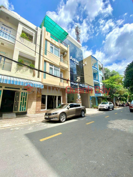 Urgent Sale of Street Business Facade Right in the Center Sales Listings