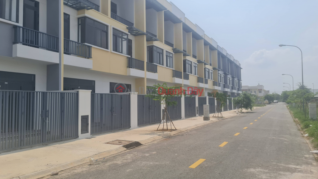 Townhouses located right next to Vietnam's largest industrial park - Prices starting at only 2.1 billion VND per unit. Vietnam Sales đ 2.1 Billion