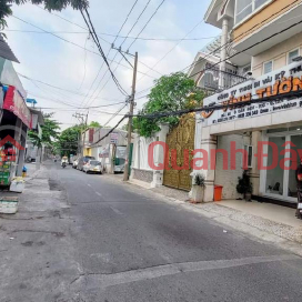 LONG OLD OWNER SELLS LAND TO GIVE A HOUSE - CAR ALWAYS NEAR THE STREET FRONT _0