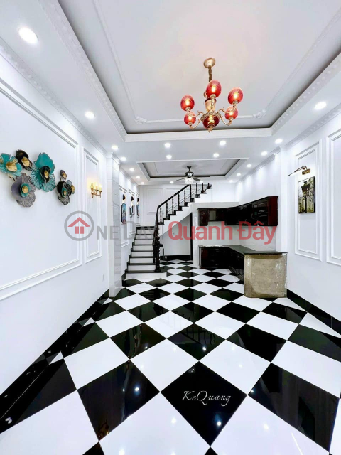 The house is very solid, beautiful neoclassical architecture, high-class furniture, lots of light and airy _0