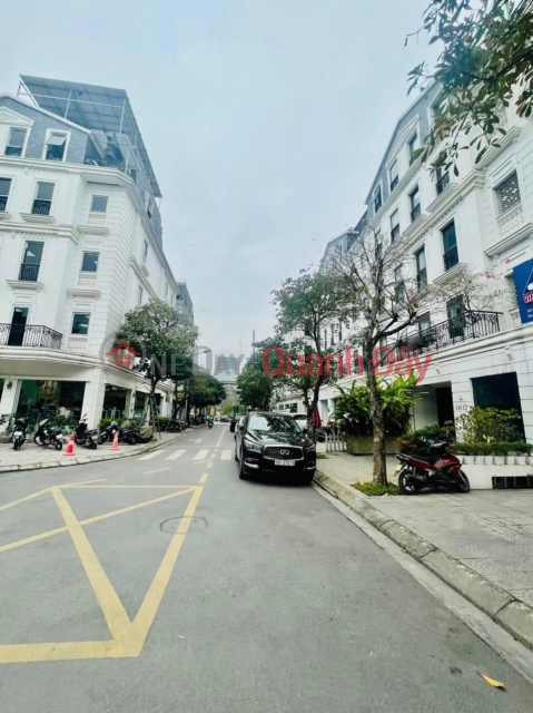 Selling BT, corner lot, business, housing area at 90 Nguyen Tuan. Area 131m x 4 floors. MT 22m, elevator. Price 44 billion VND _0