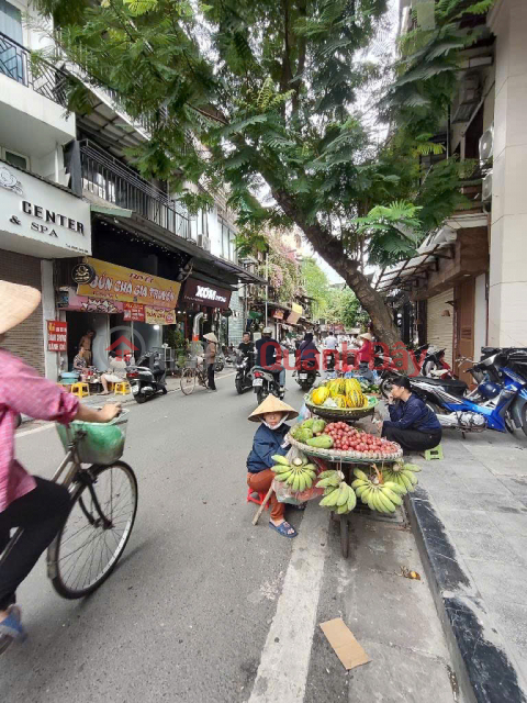 Bán nhà mặt phố Đào Duy Từ, Hoàn Kiếm, 85m², 60 tỷ, sổ đỏ
Hoặc:
Nhà mặt phố Đào Duy Từ, Hoàn Kiếm, 85m², 11 _0