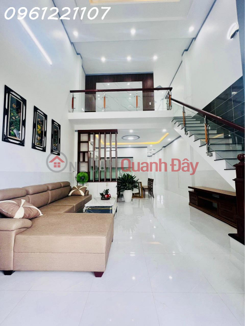 bán nhà gần trạm thu phí trả trước 400tr sổ riêng _0