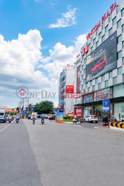 Giá tốt ngã tư Thủ Đức - Nhà 3 tầng 80m2, ô tô đậu cửa, sổ vuông A4, chỉ 5,9 tỷ, đáng xem Việt Nam | Bán, đ 5,9 tỷ