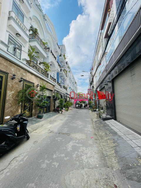 House in a car-accessible alley on Dao Tong Nguyen street, 6x13.5m, includes furniture, only over 8 billion VND. _0