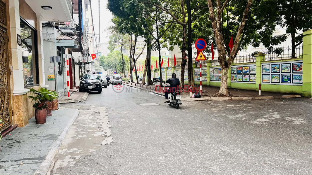 House for sale on Nguyen Van Cu street. 43m² x 6 floors, 5.6m frontage, 4 bedrooms with en-suite bathrooms, parking space for 7 cars. Sales Listings