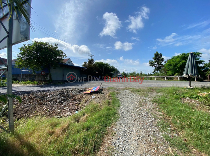 Owner selling land with two road frontages on Provincial Road 839, Duc Hue - 2,712m2, fully residential land, with a ready-built level 4 house. Sales Listings